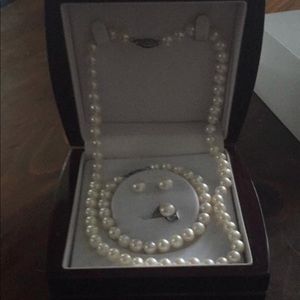 This is a full pearl set
